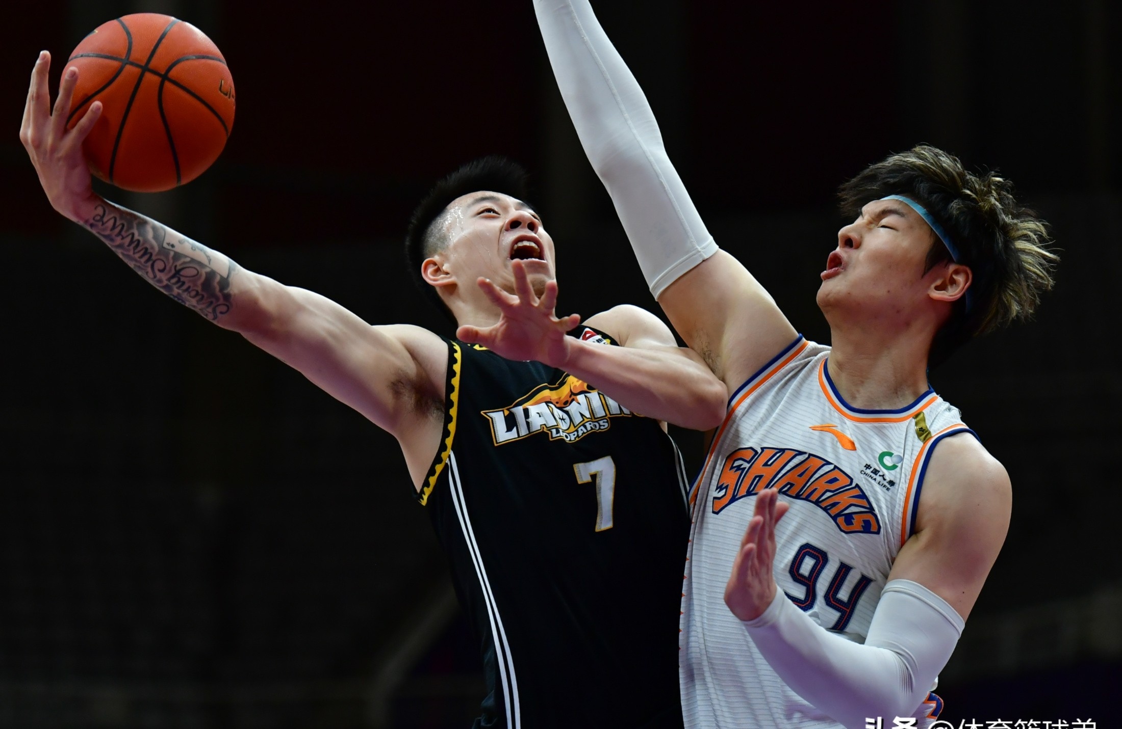 CBA季后赛关键时刻再迎强敌，里昂止住颓势，主帅态度：球迷炸锅，阵容厚度经受考验(佩通坦能否顶住压力逆转颓势)-爱游戏官方网站